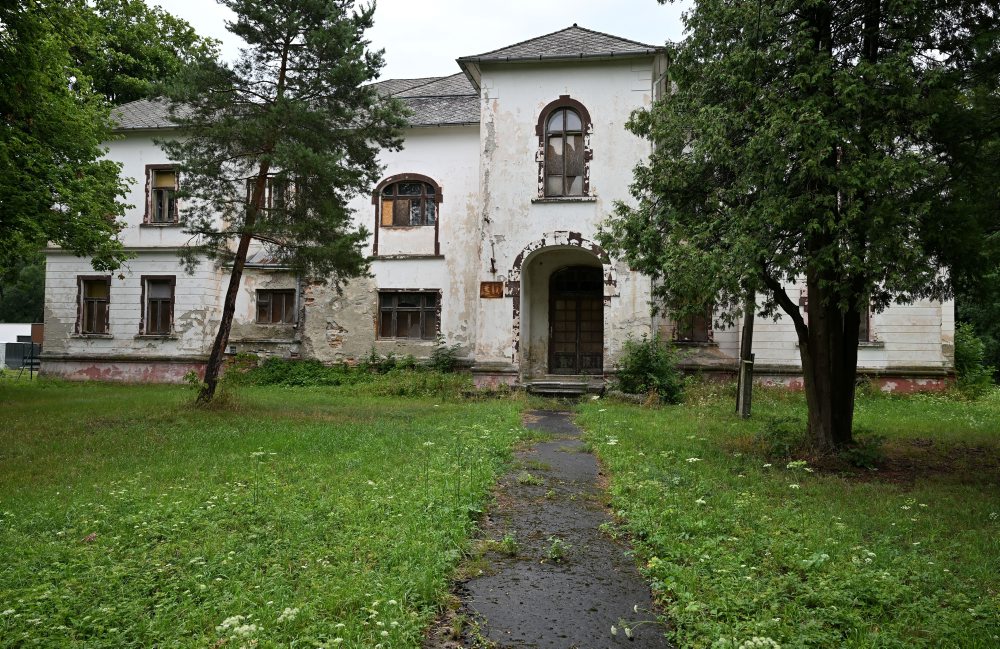 Chátrajúci secesný kaštieľ v Strážskom 