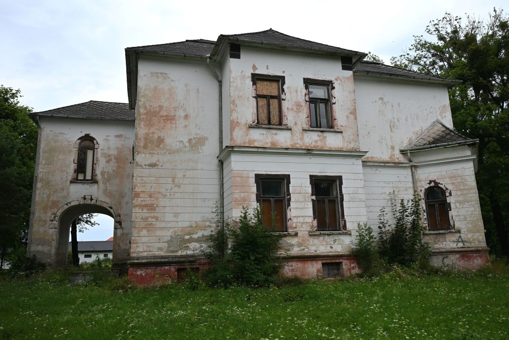 Chátrajúci secesný kaštieľ v Strážskom 