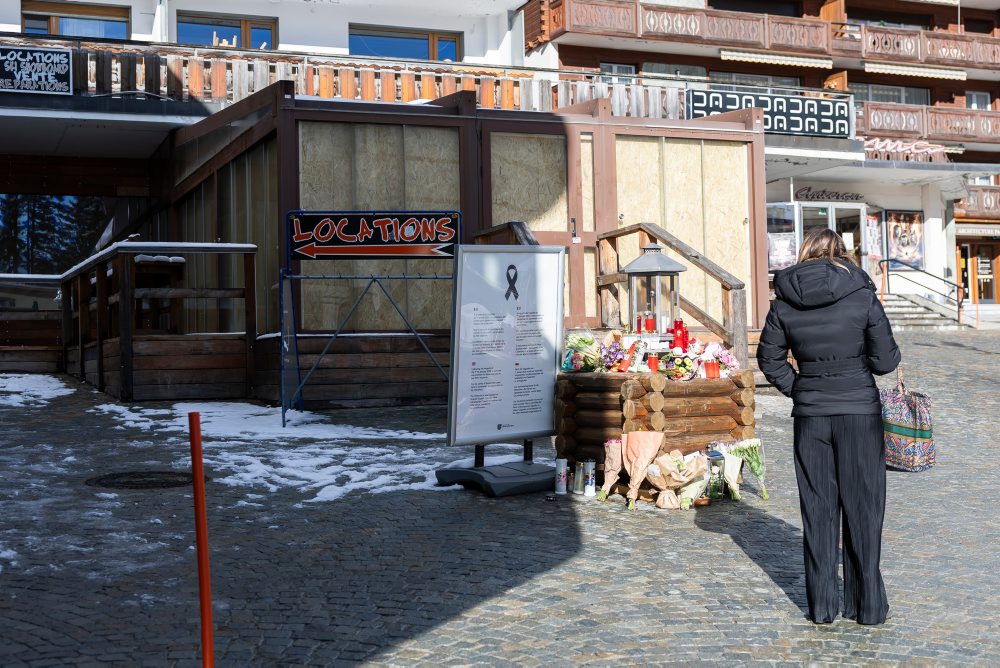 V prípade požiaru v bare v Crans-Montane obvinili ďalšieho úradníka