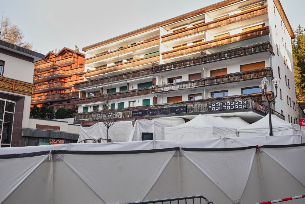 Požiar a explózia v lyžiarskom stredisku vo Švajčiarsku