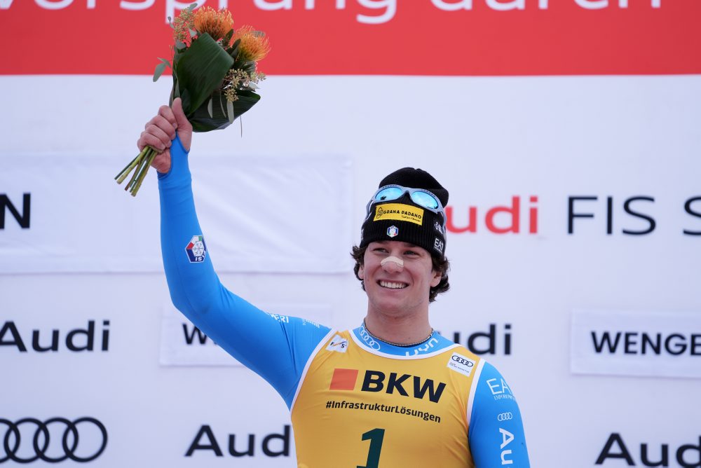 Talian Giovanni Franzoni vyhral super-G vo Wengene a oslavuje prvý triumf