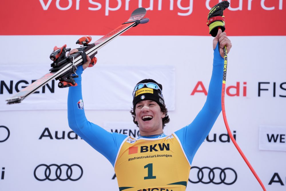 Talian Giovanni Franzoni vyhral super-G vo Wengene a oslavuje prvý triumf