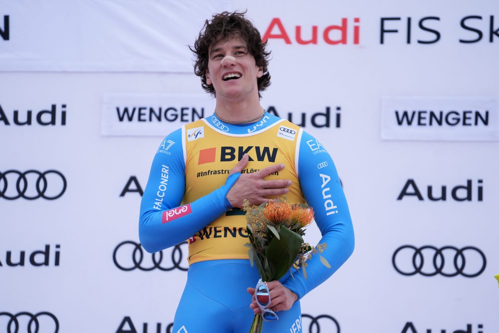 Talian Giovanni Franzoni vyhral super-G vo Wengene a oslavuje prvý triumf