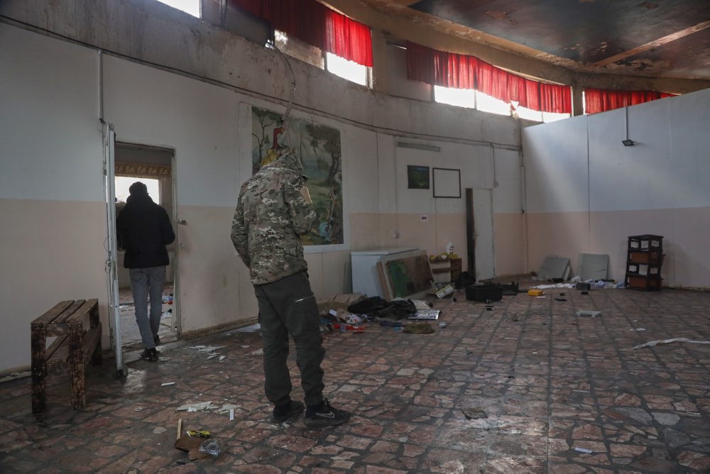 Rusi sa sťahujú z letiska v Kámišlí v Kurdmi ovládanej časti Sýrie