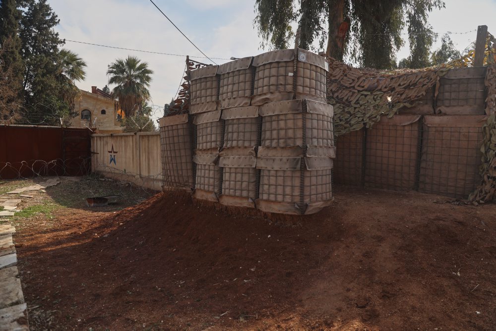 Rusi sa sťahujú z letiska v Kámišlí v Kurdmi ovládanej časti Sýrie