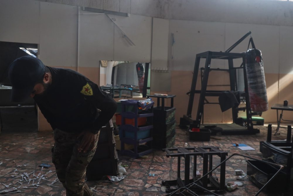 Rusi sa sťahujú z letiska v Kámišlí v Kurdmi ovládanej časti Sýrie