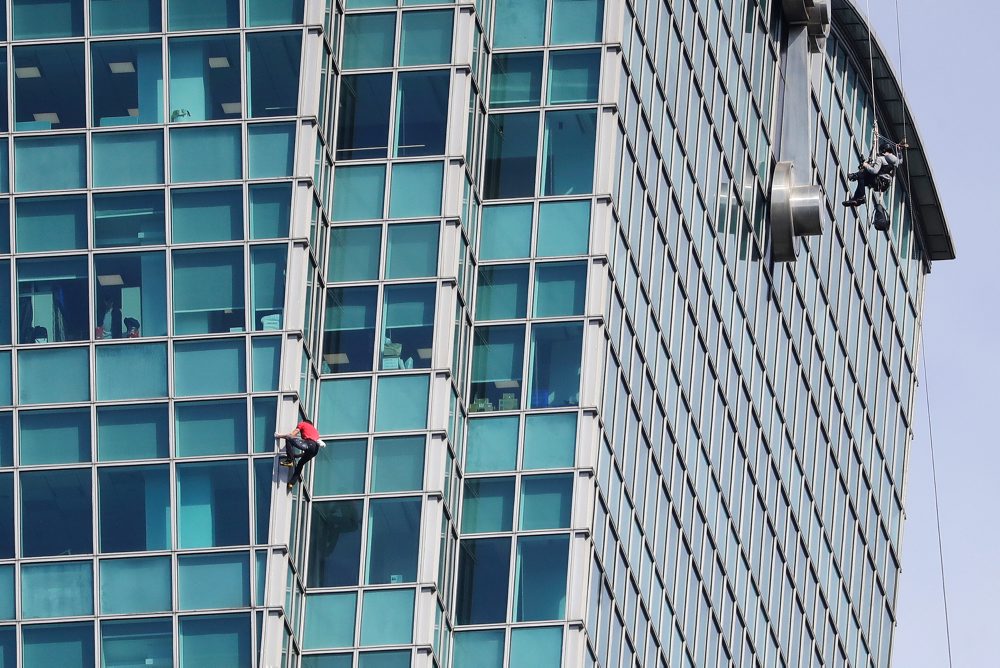 Američan bez istenia vyliezol na na jednu z najvyšších budov sveta