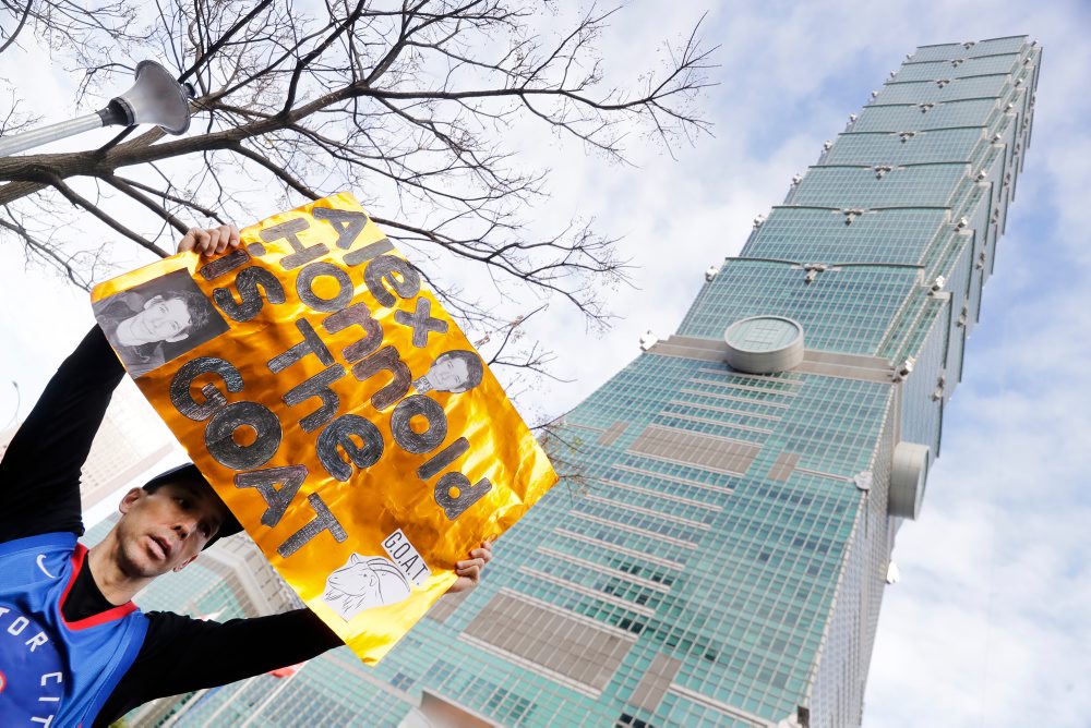 Američan bez istenia vyliezol na na jednu z najvyšších budov sveta