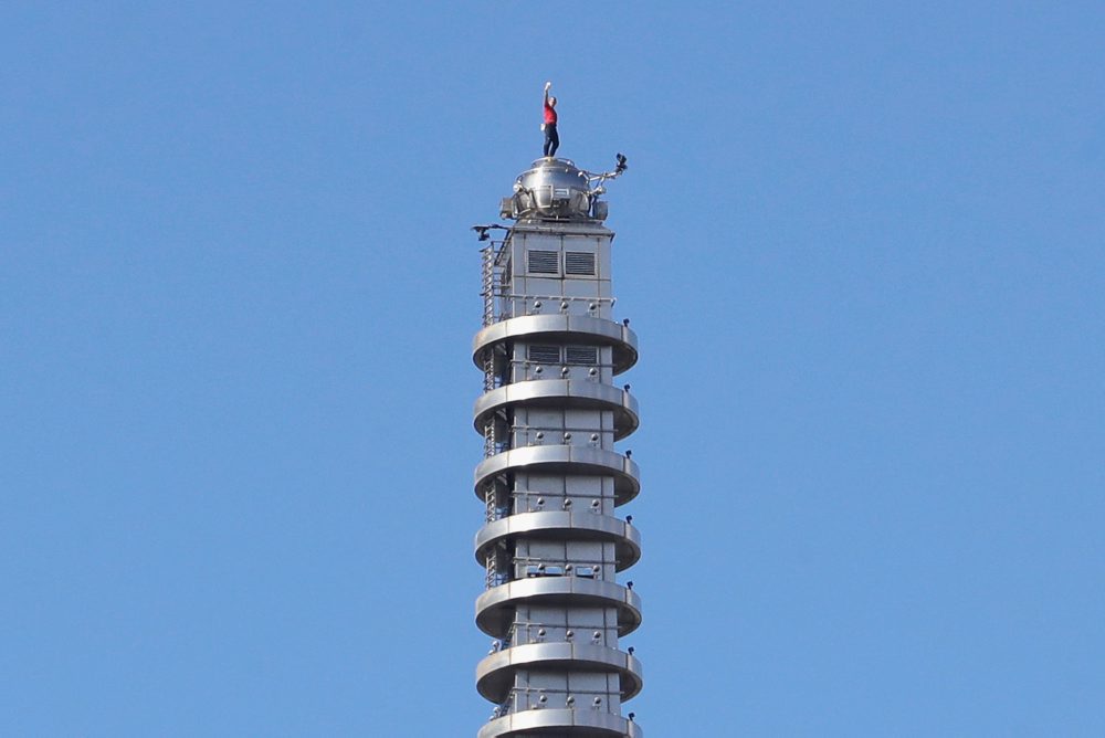 Američan bez istenia vyliezol na na jednu z najvyšších budov sveta