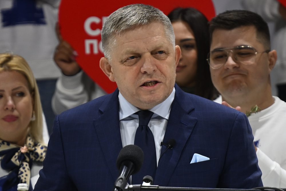 Fico podporil na predvolebnom mítingu Vučiča, vystúpil s prejavom v srbčine