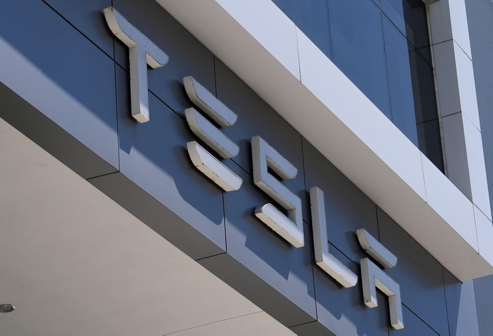 Auto: Zisk Tesly v treťom kvartáli klesol v dôsledku zdvojnásobenia investícií