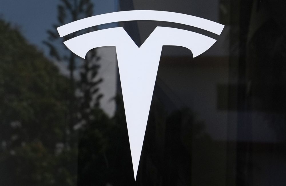 Globálny predaj elektromobilov Tesla vlani medziročne klesol o 8,5 %