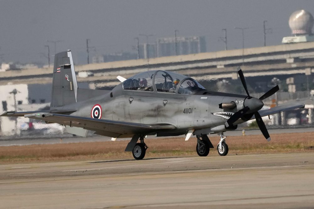 Thajsko: Pri nehode vojenského lietadla prišli o život dvaja piloti