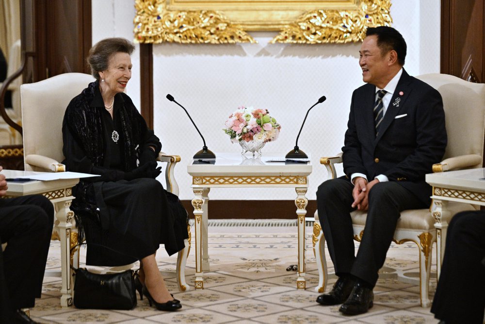 Britská princezná Anna pricestovala na návštevu Thajska, stretla sa s premiérom Čánvirakulom