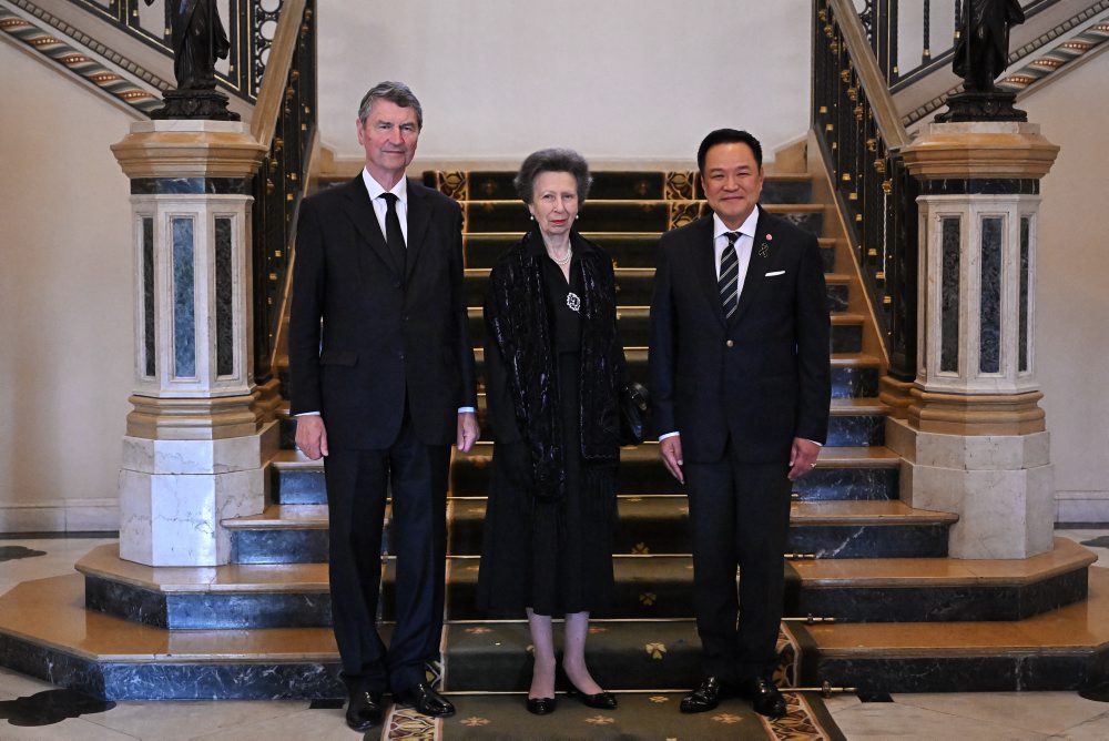 Britská princezná Anna pricestovala na návštevu Thajska, stretla sa s premiérom Čánvirakulom