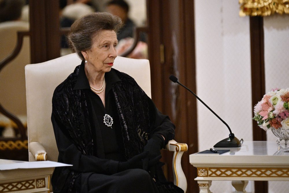 Britská princezná Anna pricestovala na návštevu Thajska, stretla sa s premiérom Čánvirakulom
