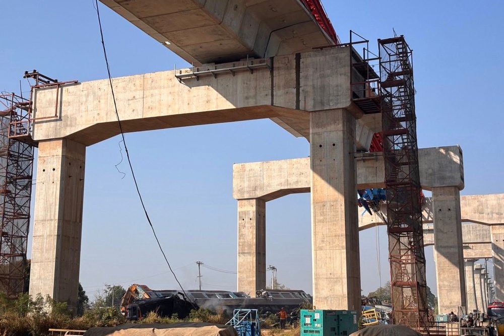 V Thajsku sa žeriav zrútil na idúci vlak, hlásia desiatky mŕtvych a zranených