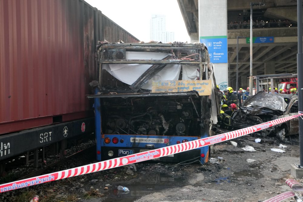 Zrážka vlaku s autobusom v Bangkoku 