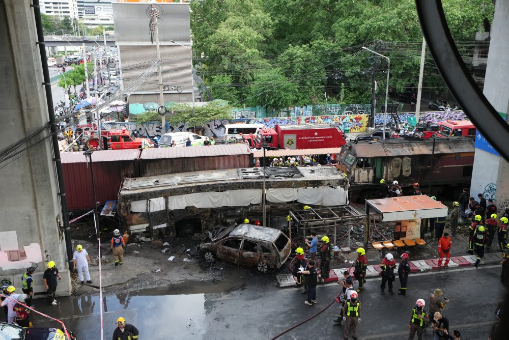 Zrážka vlaku s autobusom v Bangkoku 