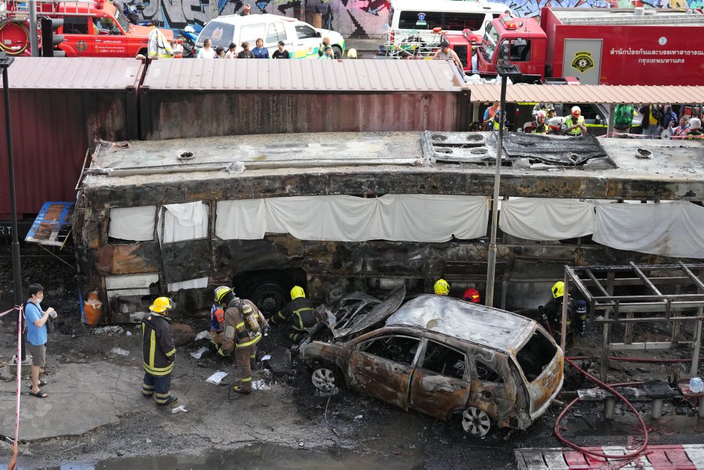Zrážka vlaku s autobusom v Bangkoku 