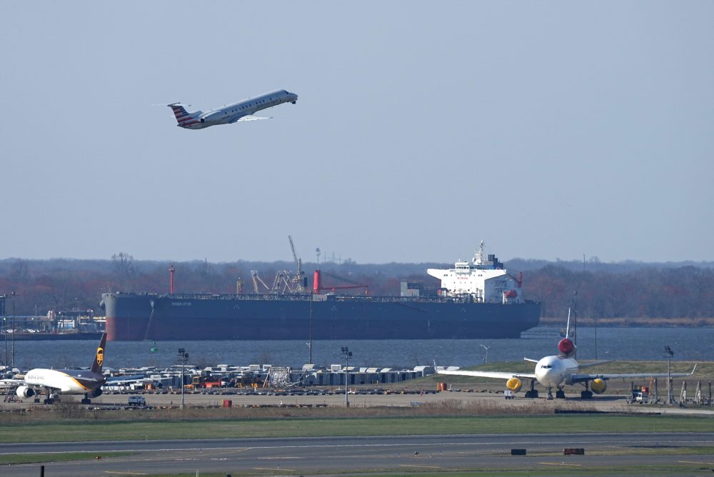 IATA: Normalizácia dodávok a cien leteckého paliva bude trvať mesiace