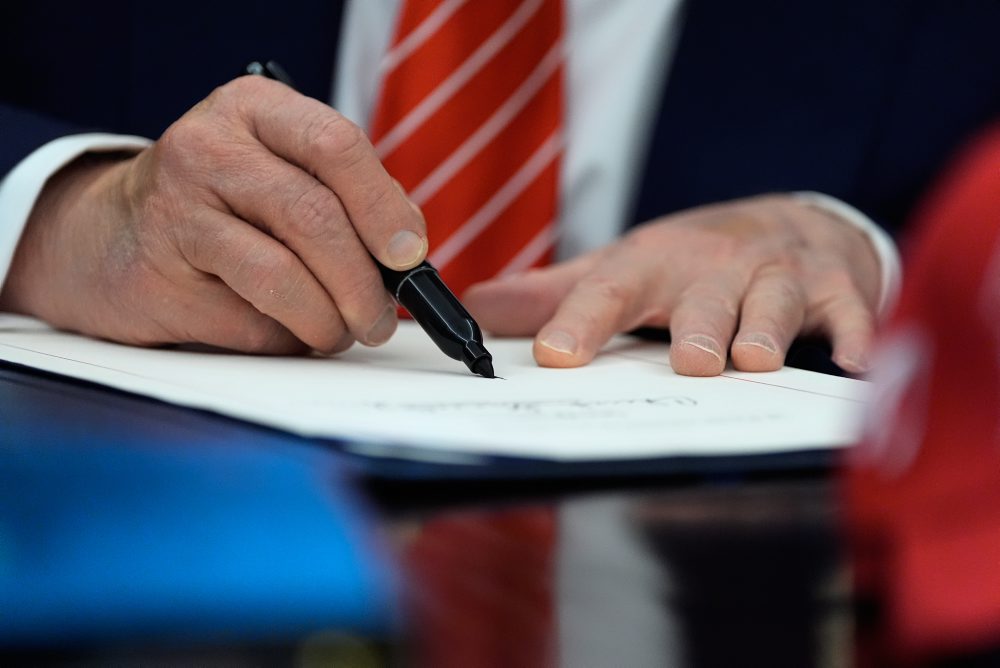 Trump podpísal rozpočtový zákon, shutdown sa tak končí