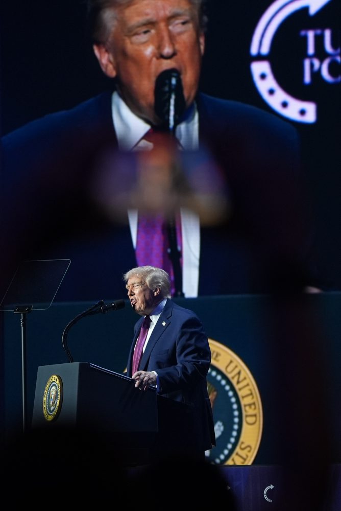 Trump: Iránsky urán privezieme v rámci dohody späť do USA