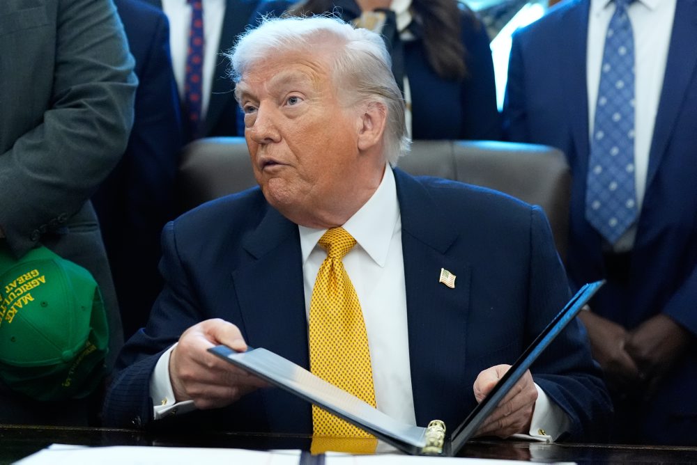 Trump v Oválnej pracovni v Bielom dome  