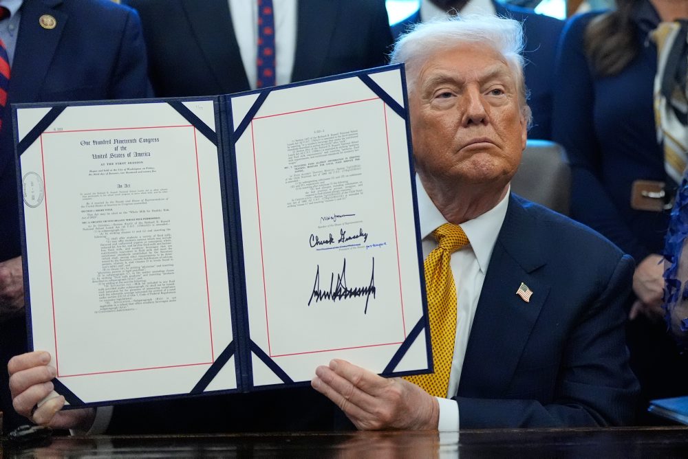 Trump podpisuje zákon, ktorý vracia plnotučné mlieko do školských jedální v USA 