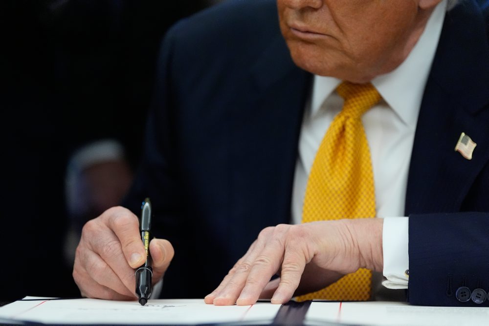 Trump podpisuje zákon, ktorý vracia plnotučné mlieko do školských jedální v USA 