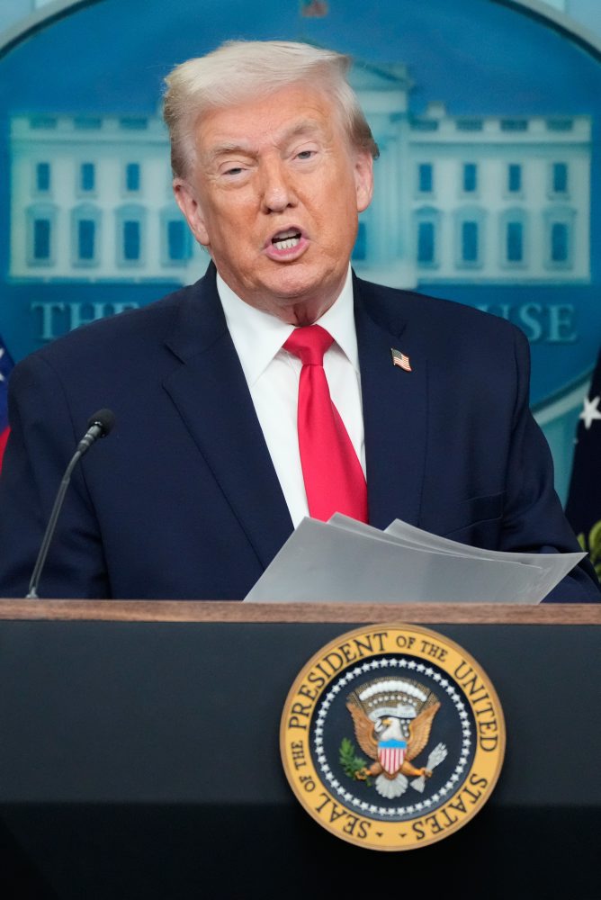 Americký prezident Donald Trump si pripomína rok od začiatku svojho druhého funkčného obdobia v Bielom dome