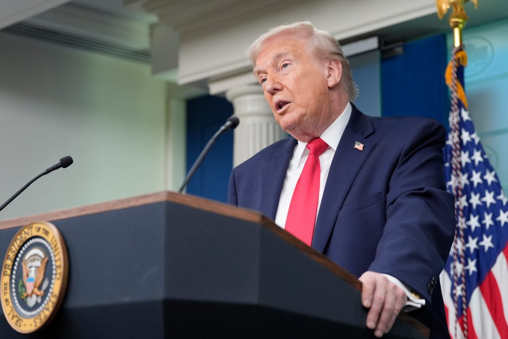 Americký prezident Donald Trump si pripomína rok od začiatku svojho druhého funkčného obdobia v Bielom dome