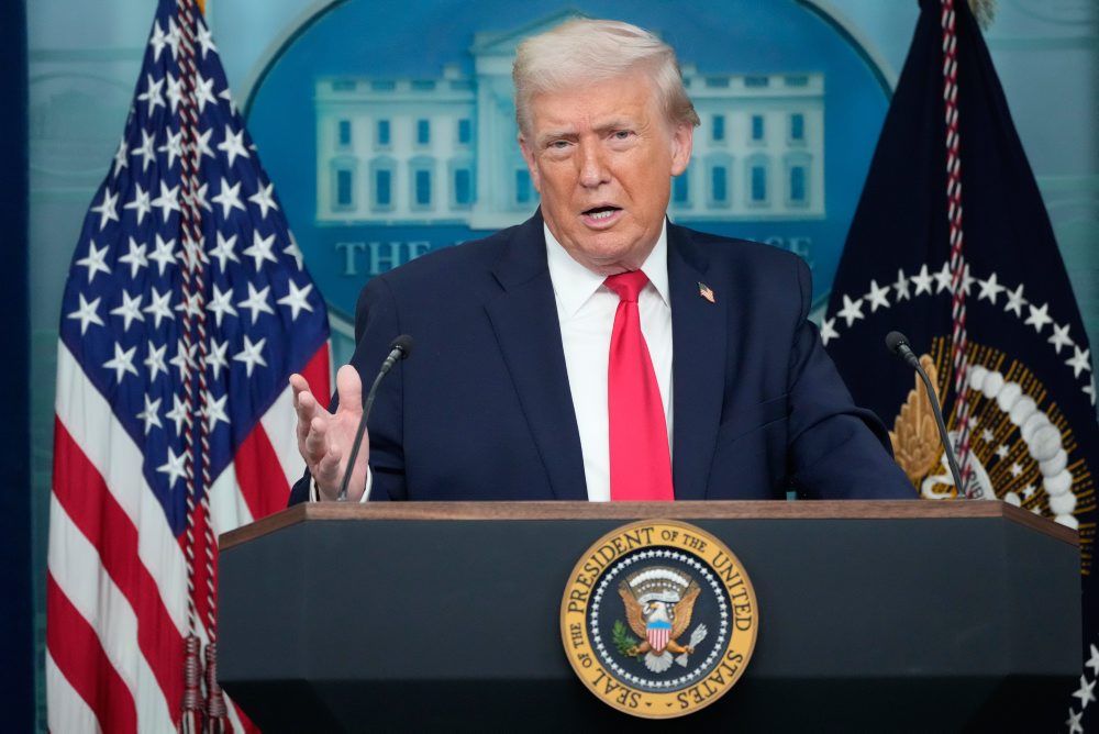 Americký prezident Donald Trump si pripomína rok od začiatku svojho druhého funkčného obdobia v Bielom dome