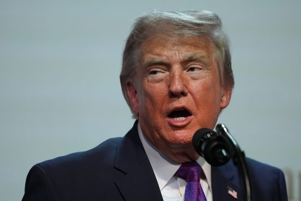 Trump čelí kritike za fond pre údajné obete politického stíhania