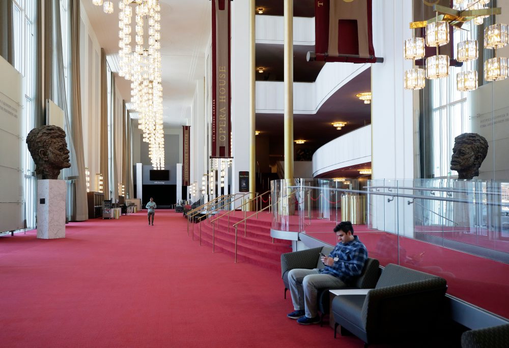 Bronzová socha prezidenta Johna F. Kennedyho v Kennedyho centre vo Washingtone