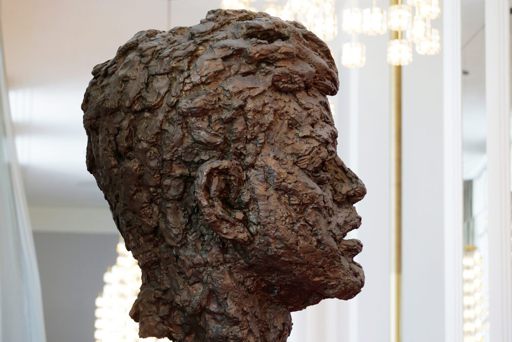 Bronzová socha prezidenta Johna F. Kennedyho v Kennedyho centre vo Washingtone