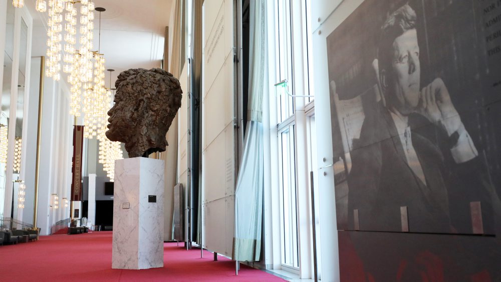 Bronzová socha prezidenta Johna F. Kennedyho v Kennedyho centre vo Washingtone