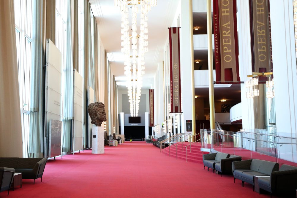 Bronzová socha prezidenta Johna F. Kennedyho v Kennedyho centre vo Washingtone