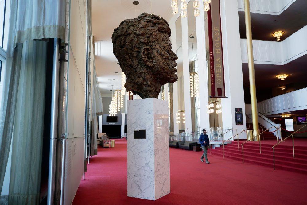 Bronzová socha prezidenta Johna F. Kennedyho v Kennedyho centre vo Washingtone