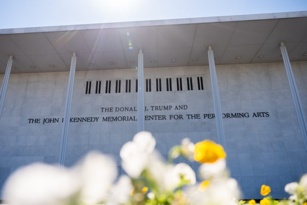 Trumpovo meno bolo do názvu Kennedyho centra pridané nezákonne