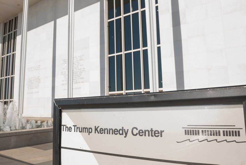 Trumpovo meno bolo do názvu Kennedyho centra pridané nezákonne