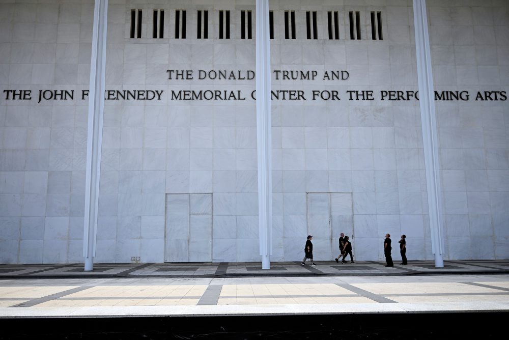 Z webu Kennedyho centra zmizlo Trumpovo meno, z budovy vo Washingtone ešte nie