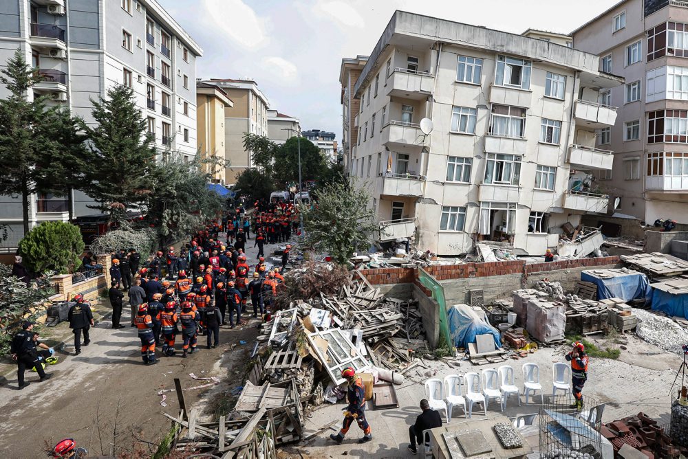 V tureckom Istanbule sa čiastočne zrútila sedem-poschodová obytná budova 