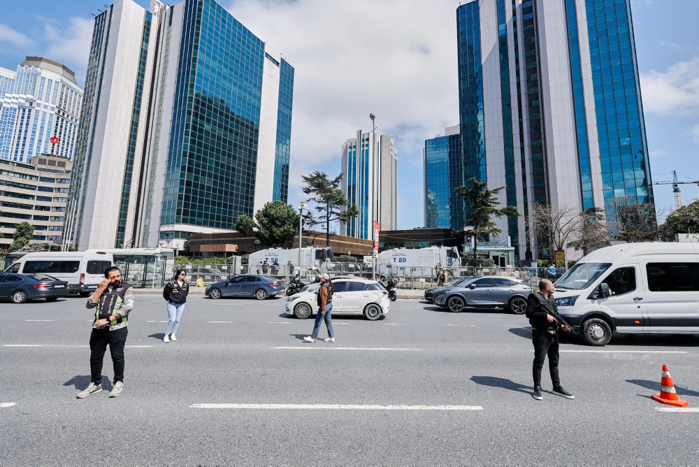 Jeden mŕtvy pri prestrelke pred izraelským konzulátom v Istanbule