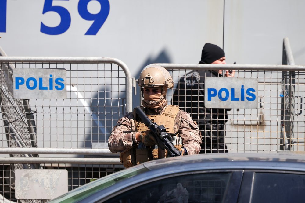 Turecko: Po prestrelke pri izraelskom konzuláte zatkli 200 ľudí