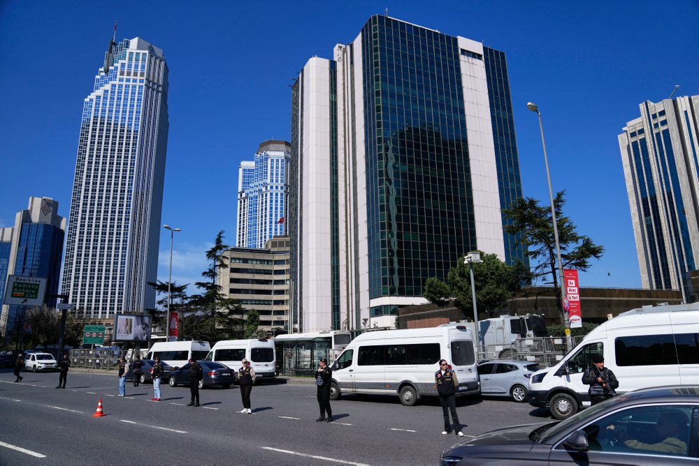 Turecko: Po prestrelke pri izraelskom konzuláte zatkli 200 ľudí