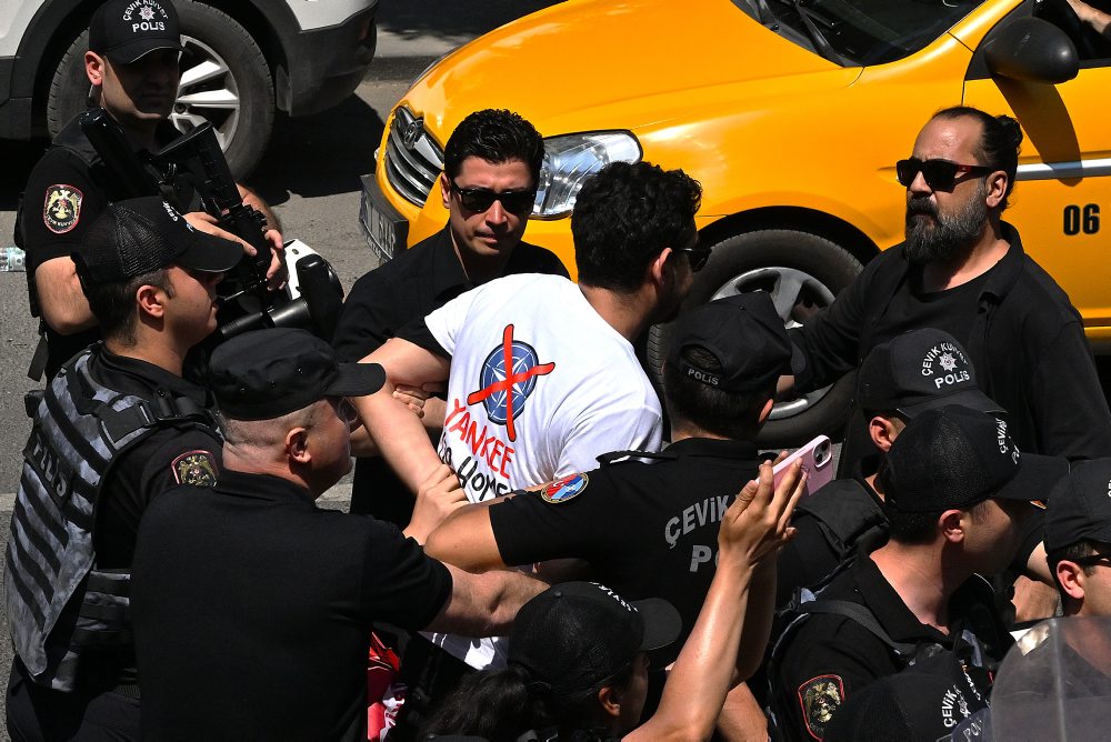 Polícia v Ankare zadržala ľudí protestujúcich proti NATO 