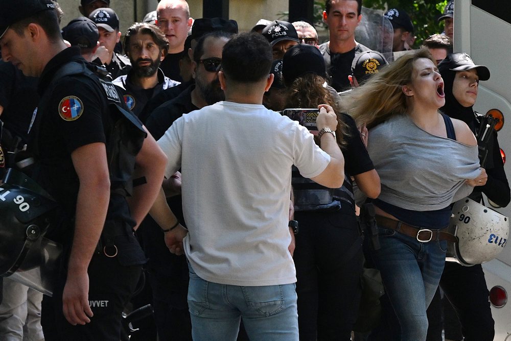 Polícia v Ankare zadržala ľudí protestujúcich proti NATO 