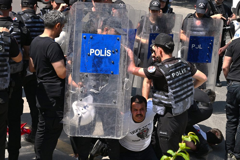 Polícia v Ankare zadržala ľudí protestujúcich proti NATO 