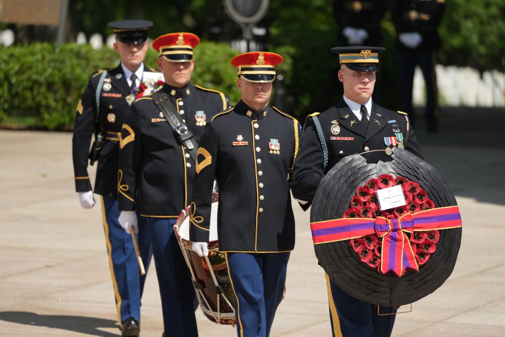 Britský kráľ Karol III. s Kamilou položili veniec na Arlingtonskom národnom cintoríne 